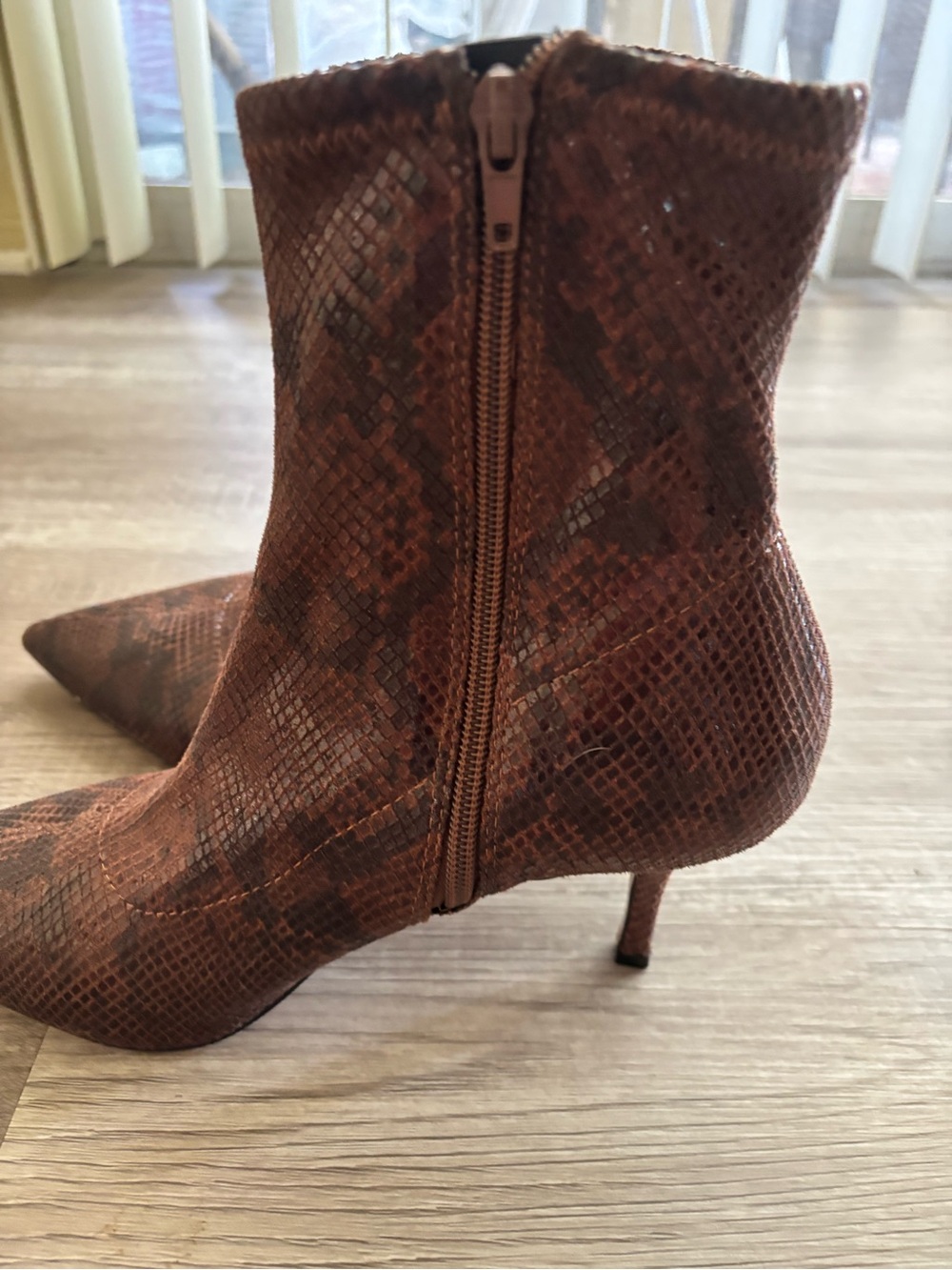 MIX No. 6 Brown Faux Leather Snakeskin Ankle Booties Pointed Toe Zip 10M - Picture 6 of 7